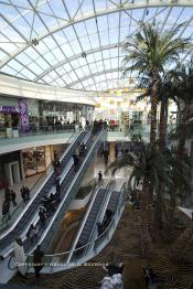 Image du Maroc Professionnelle de  Des visiteurs flânent et découvrent le nouveau grand centre commercial de Casablanca "Morocco Mega Mall", le plus grand centre commercial d'Afrique avec 200.000 m² de surface au sol située sur le Boulevard de la Corniche Boulevard de L'Océan Ain Diab, à Casablanca, Vendredi 16 Décembre 2011. (Photo / Abdeljalil Bounhar)

